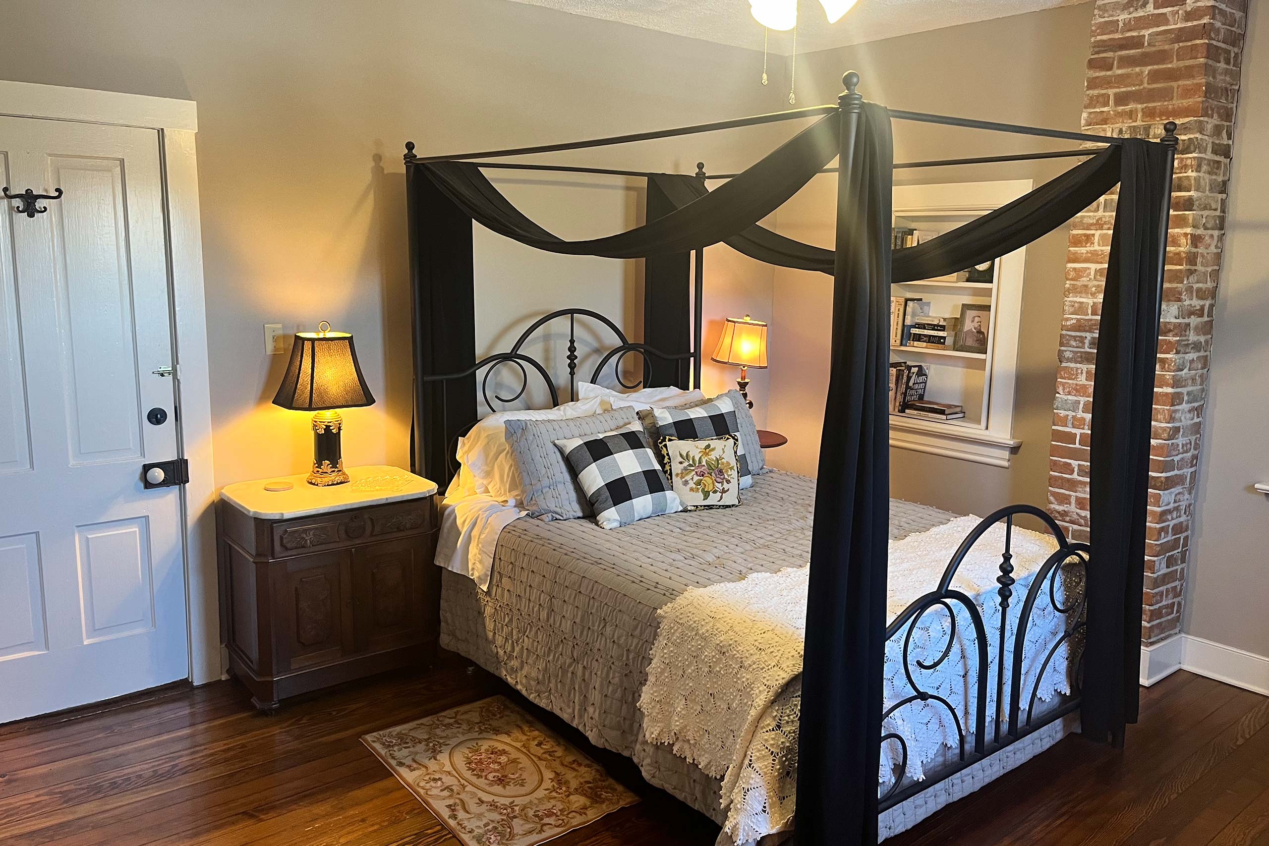 HS Clay House Pinot Noir Room Augusta BandB Mo